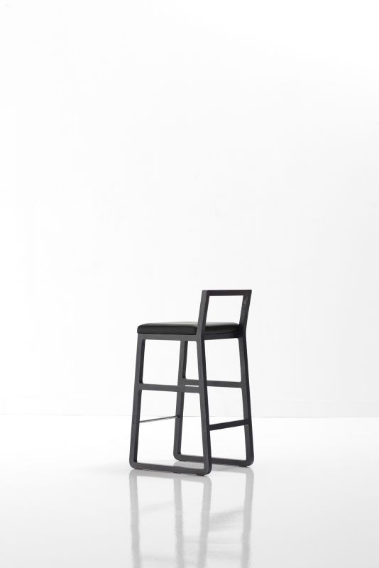 Schwarzer Midori Hocker von Sancal: Moderner Barhocker mit schwarzem Rahmen und Sitzpolster.
